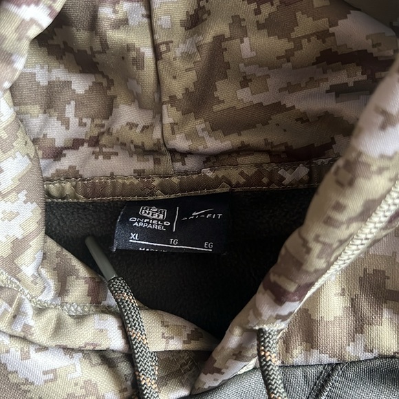 Superbowl champion Philadelphia Eagles Salute to Service sweatshirt. - Picture 4 of 5